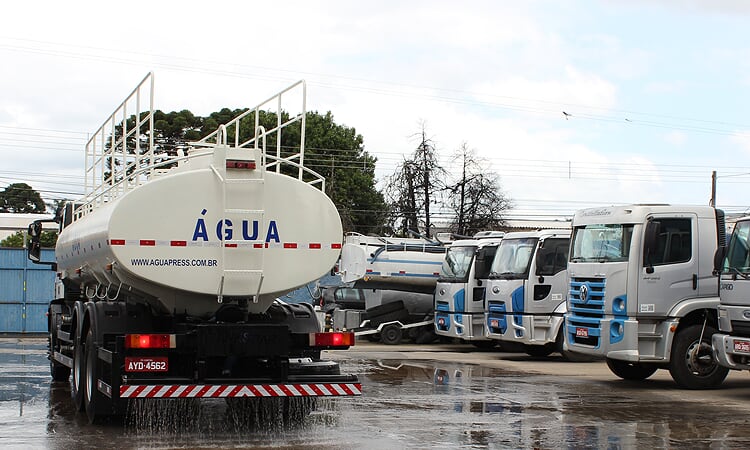 Condomínio e piscina